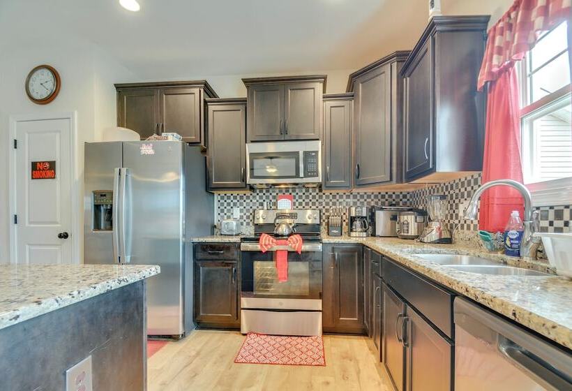 Charming Smithfield Home ~ 28 Mi To Raleigh!