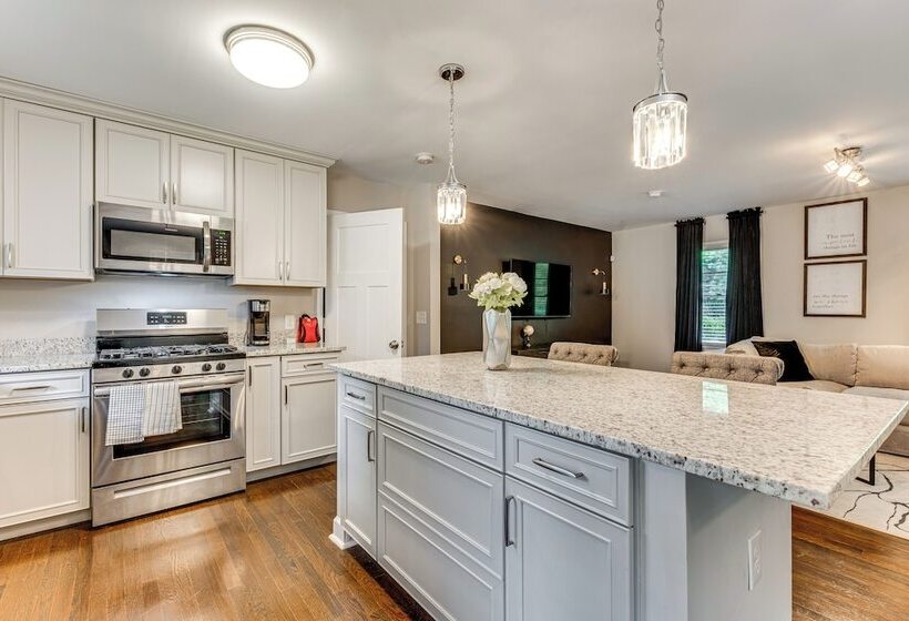 Chic College Park Cottage ~ 2 Mi To Main Street!