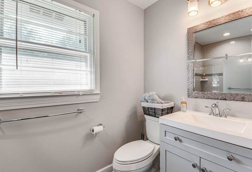 Chic College Park Cottage ~ 2 Mi To Main Street!