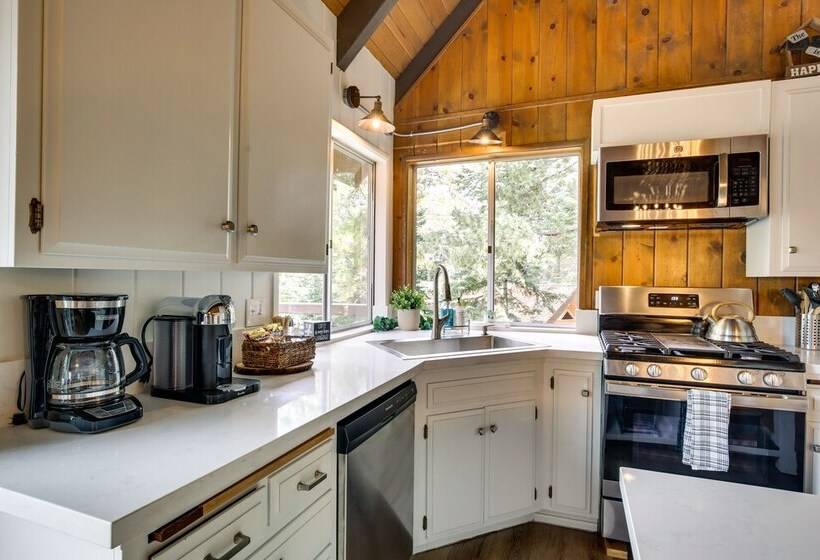 Cozy & Chic Lake Arrowhead Cabin W/ Deck!