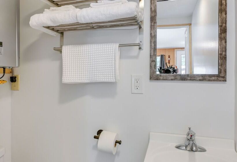 Cozy Brownville Cabin: 2 Mi To Schoodic Lake!