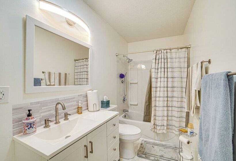 Cozy Illinois Retreat W/ Home Gym & River Views!