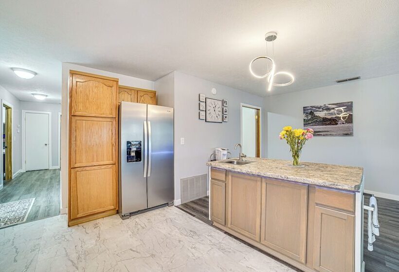 Cozy Illinois Retreat W/ Home Gym & River Views!