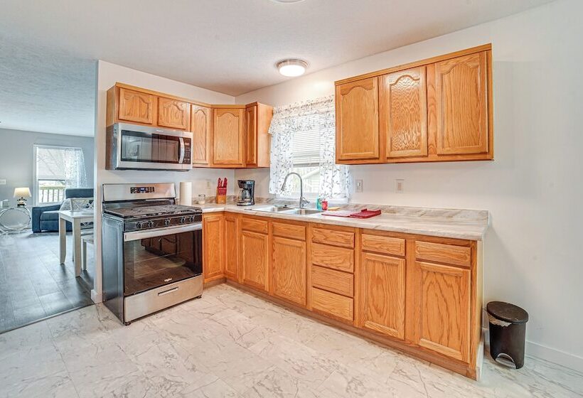 Cozy Illinois Retreat W/ Home Gym & River Views!