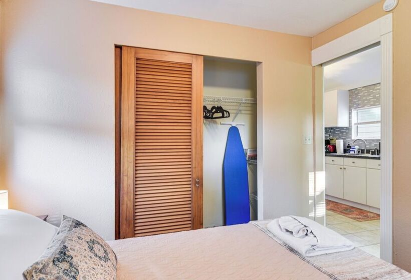 Cozy St Pete Home ~ 2 Mi To Madeira Beach!