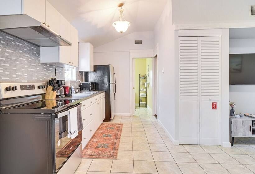 Cozy St Pete Home ~ 2 Mi To Madeira Beach!