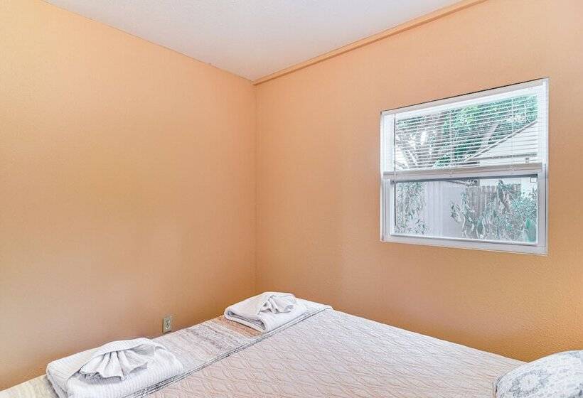 Cozy St Pete Home ~ 2 Mi To Madeira Beach!