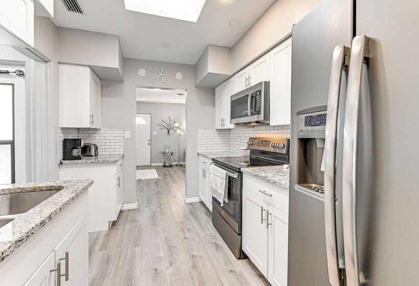 Cozy Venice Hideaway ~ 3 Mi To Beach & Downtown!