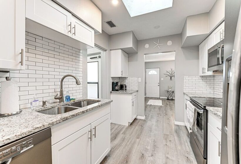 Cozy Venice Hideaway ~ 3 Mi To Beach & Downtown!