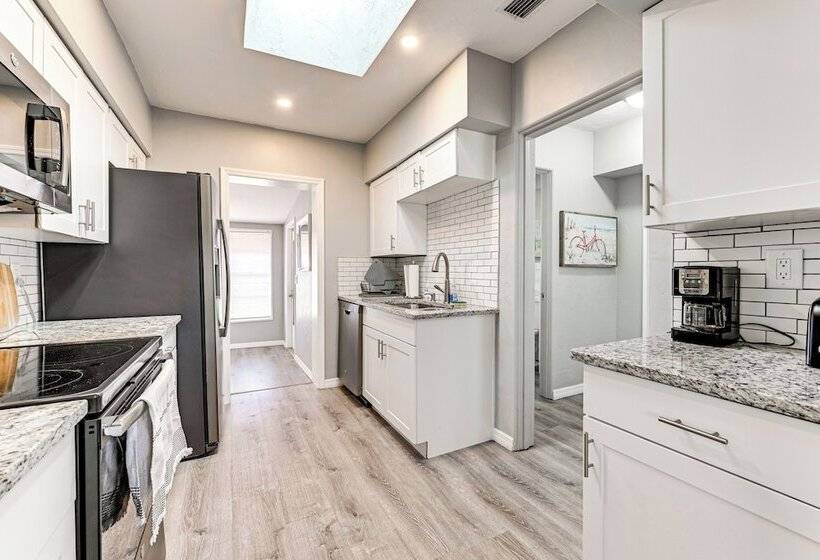 Cozy Venice Hideaway ~ 3 Mi To Beach & Downtown!