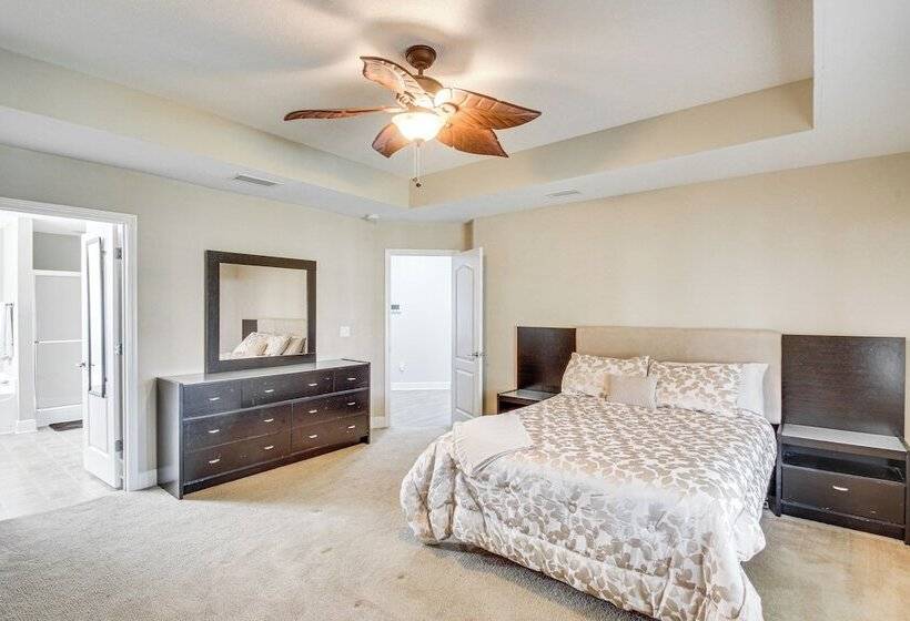 Crestview Family Home: Screened Porch & Games!