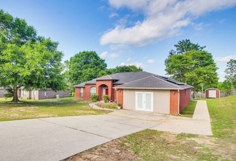 Crestview Family Home: Screened Porch & Games!