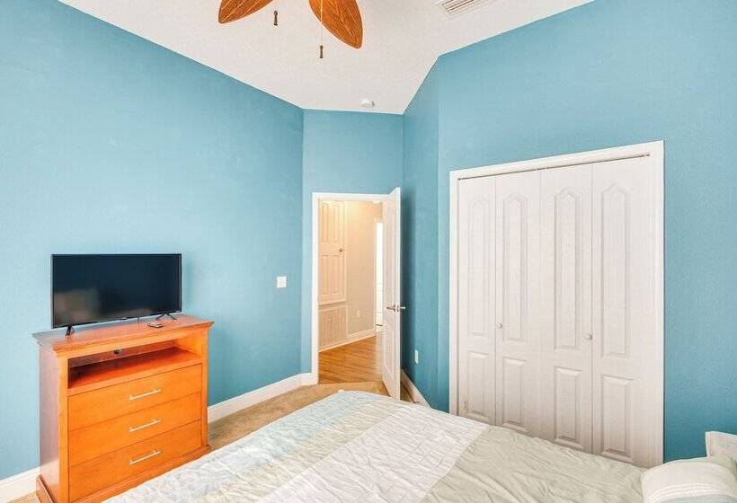 Crestview Family Home: Screened Porch & Games!