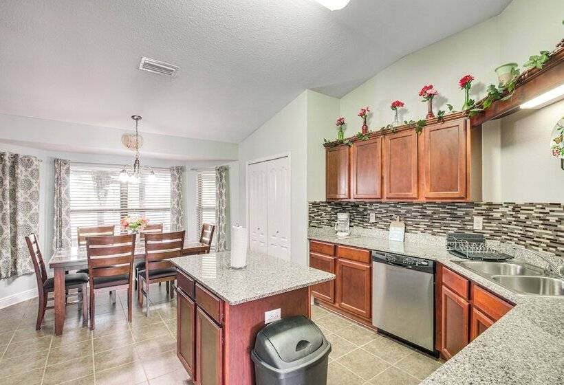 Crestview Family Home: Screened Porch & Games!