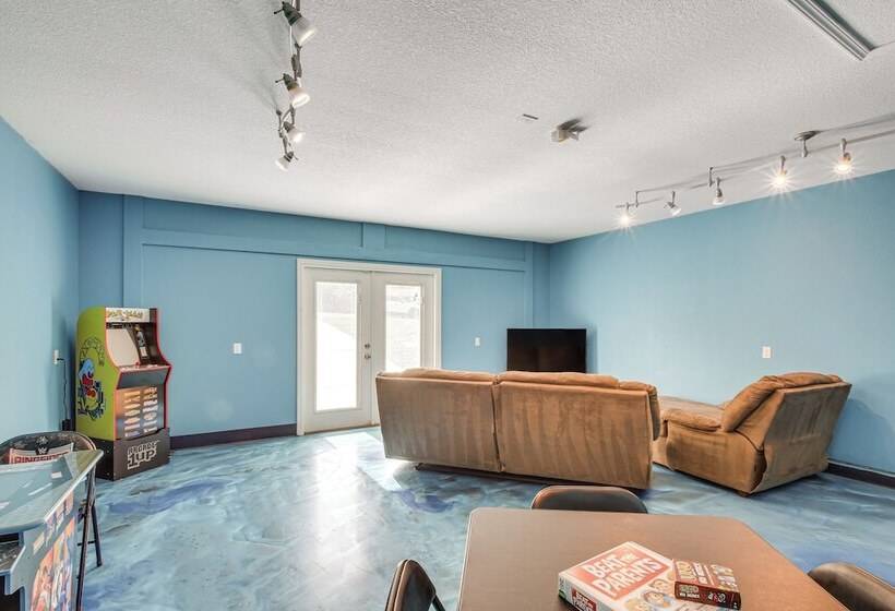 Crestview Family Home: Screened Porch & Games!