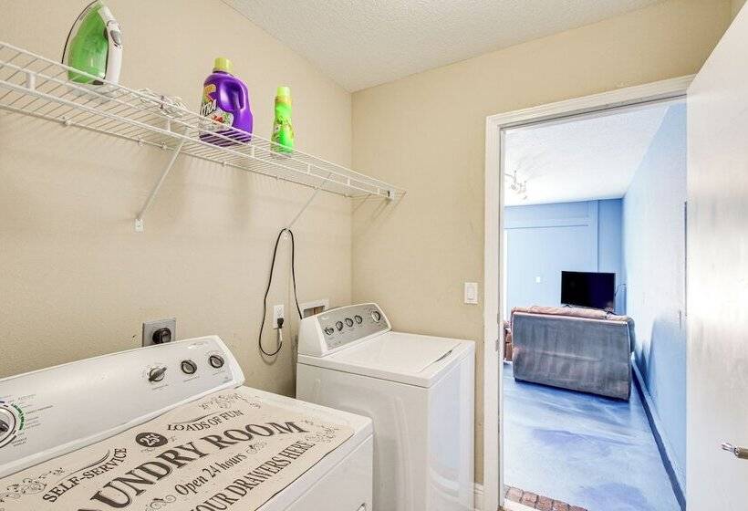 Crestview Family Home: Screened Porch & Games!