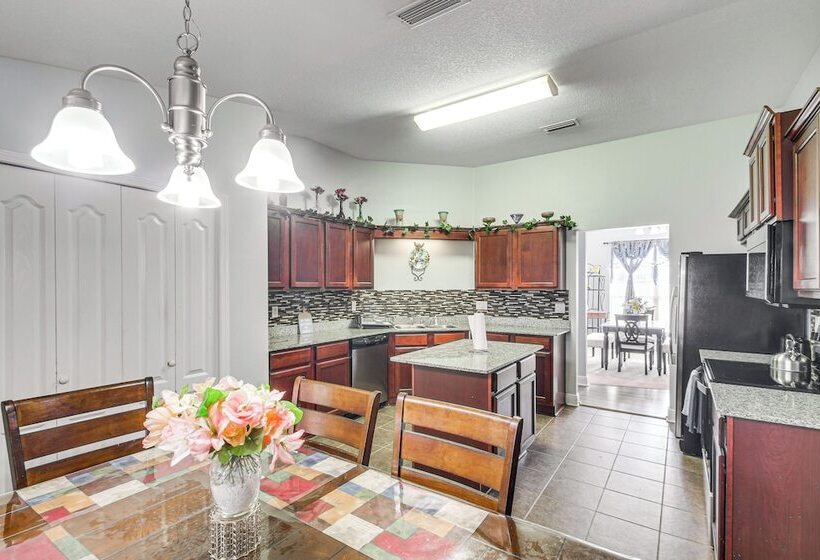 Crestview Family Home: Screened Porch & Games!