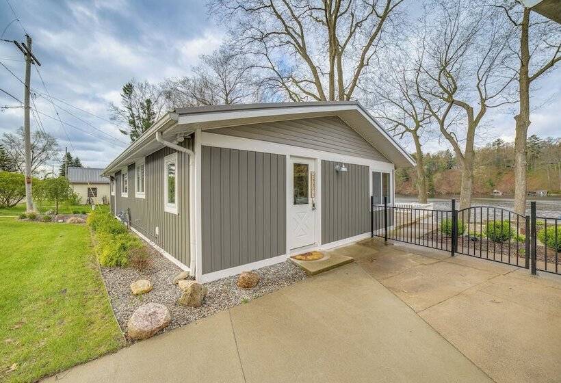 Croton Pond & Muskegon River Cottage W/ Boat Docks