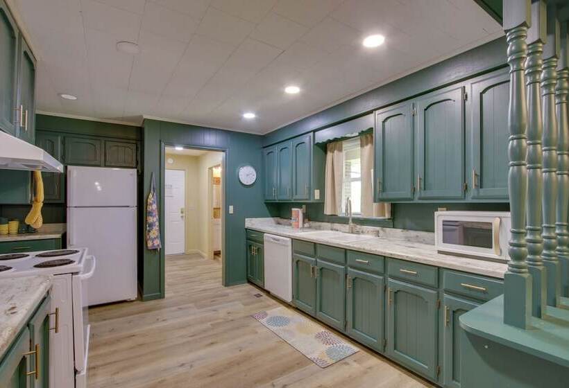 Dog Friendly Lexington Retreat: Step Free Access!