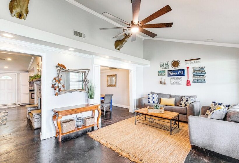 Private Dock & Deck: Eagle Mountain Lake Retreat!