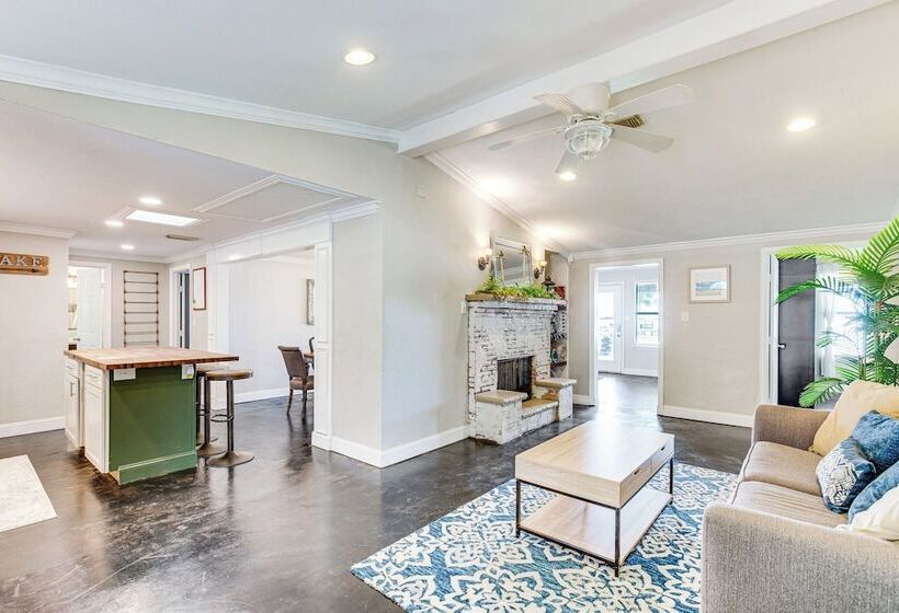 Private Dock & Deck: Eagle Mountain Lake Retreat!