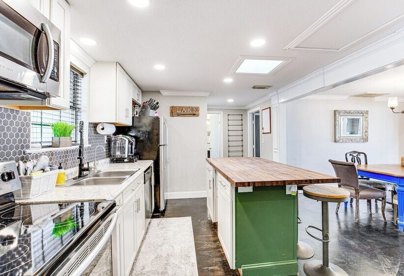 Private Dock & Deck: Eagle Mountain Lake Retreat!