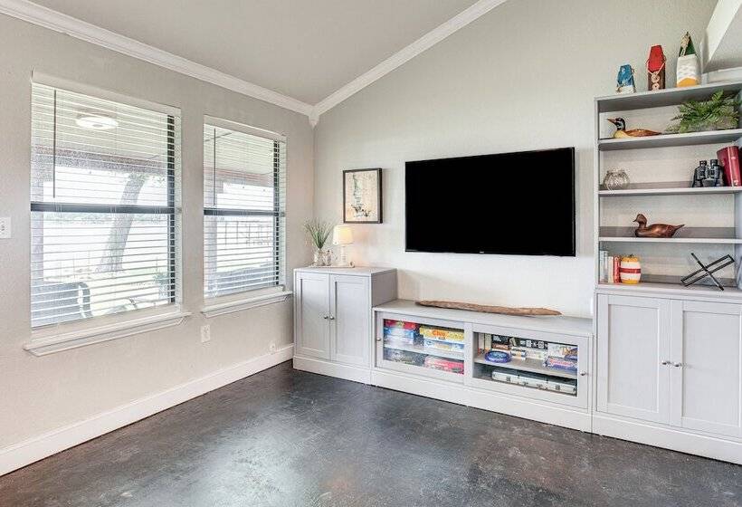 Private Dock & Deck: Eagle Mountain Lake Retreat!