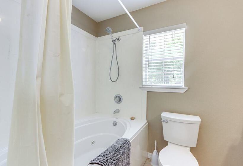 Eureka Springs Home ~ 1/2 Mi To Beaver Lake!