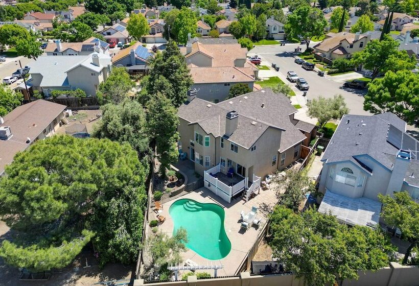 Expansive Tracy Home W/ Patio & Fire Pit!