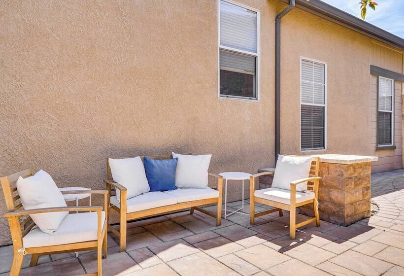 Expansive Tracy Home W/ Patio & Fire Pit!