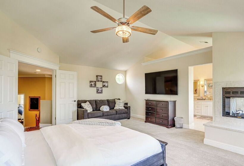 Expansive Tracy Home W/ Patio & Fire Pit!