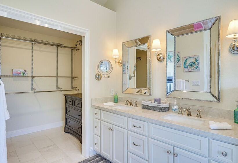 Expansive Tracy Home W/ Patio & Fire Pit!