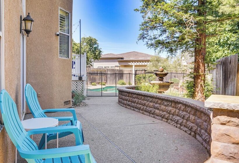 Expansive Tracy Home W/ Patio & Fire Pit!