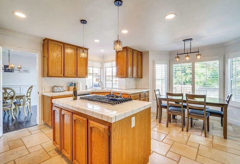 Expansive Tracy Home W/ Patio & Fire Pit!