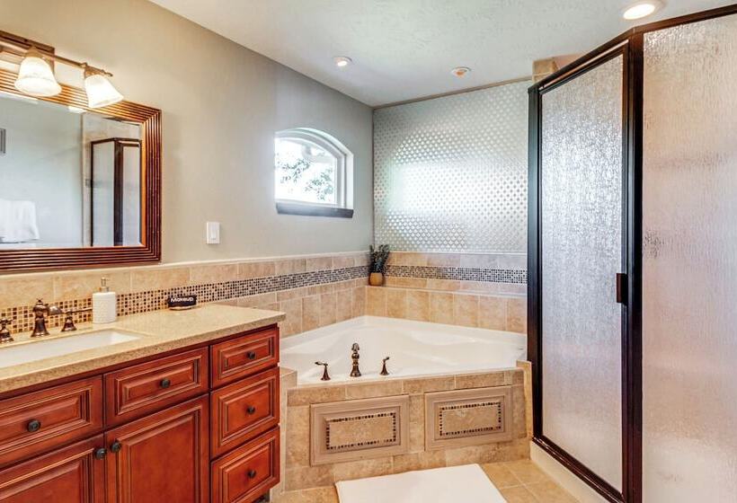 Family Friendly Lake Livingston Retreat W/ Patio!