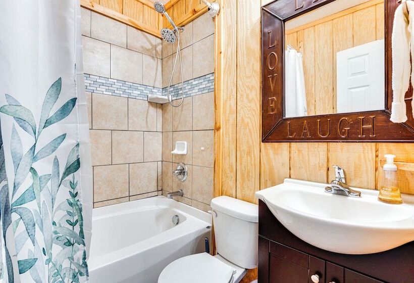 3 Mi To Downtown: Home W/ Fire Pit In Forest City