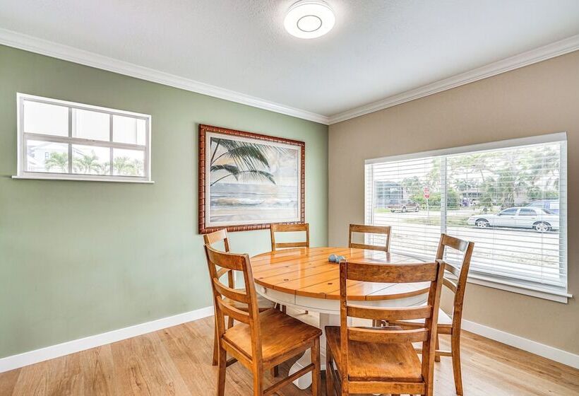 Fort Myers Beach House   1 Block To The Sand!