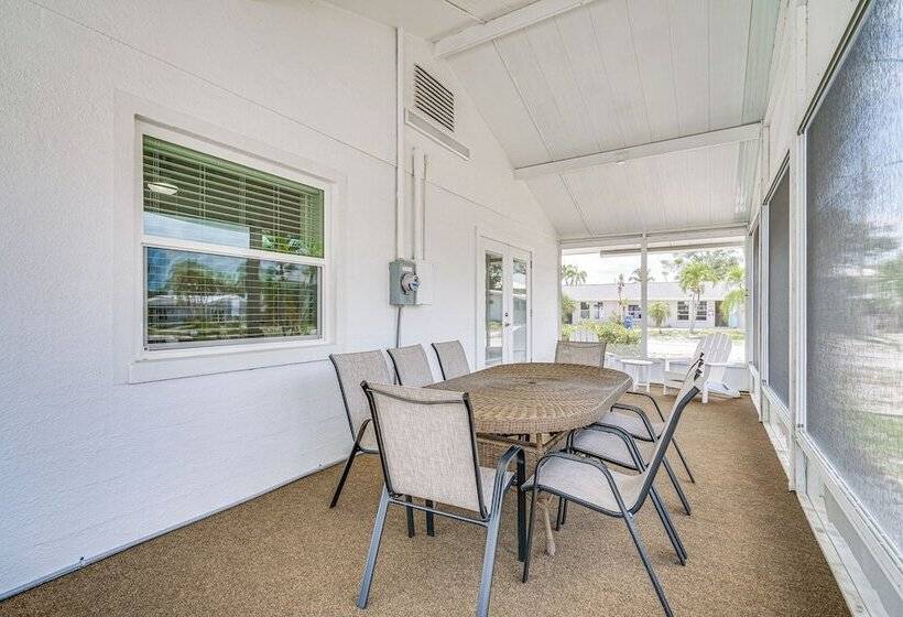 Fort Myers Beach House   1 Block To The Sand!