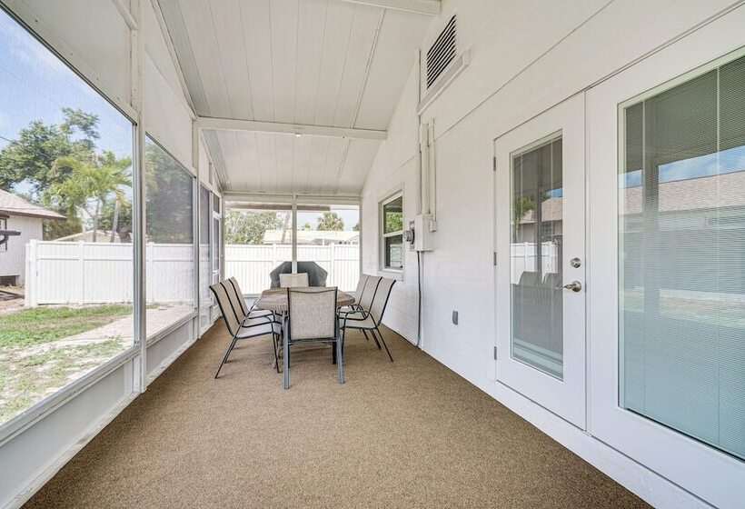 Fort Myers Beach House   1 Block To The Sand!