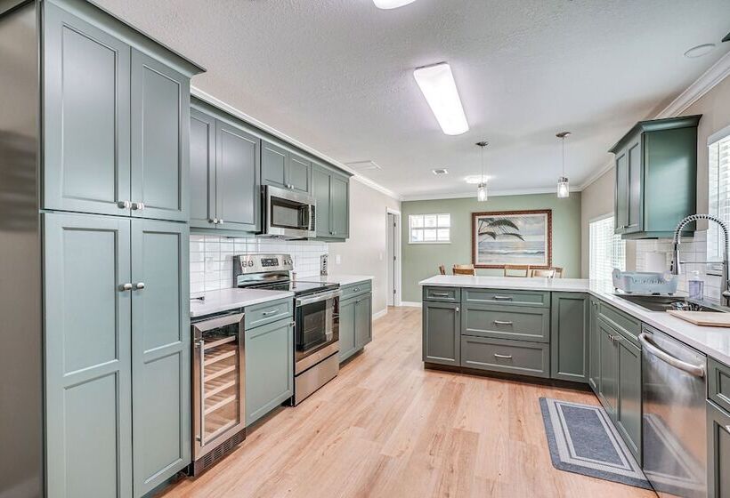 Fort Myers Beach House   1 Block To The Sand!