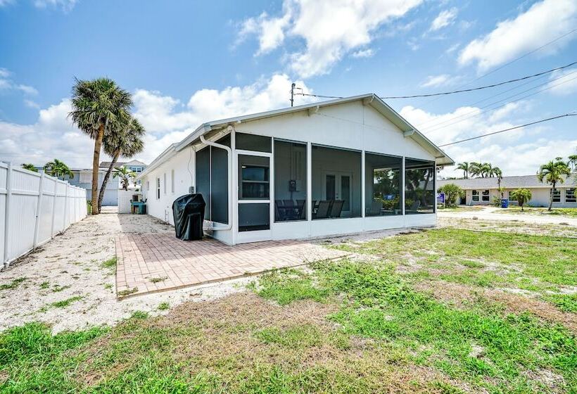 Fort Myers Beach House   1 Block To The Sand!