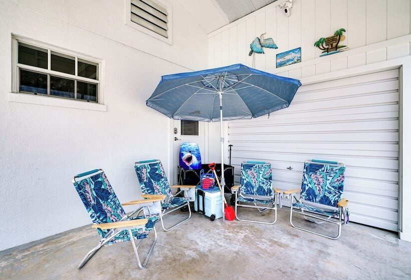 Fort Myers Beach House   1 Block To The Sand!