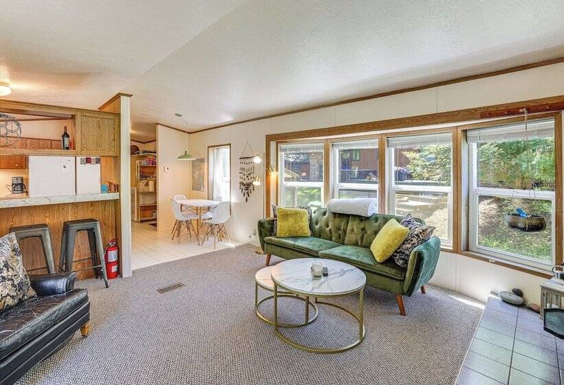 Glacier Home W/ Deck   18 Mi To Mt Baker Ski Area!