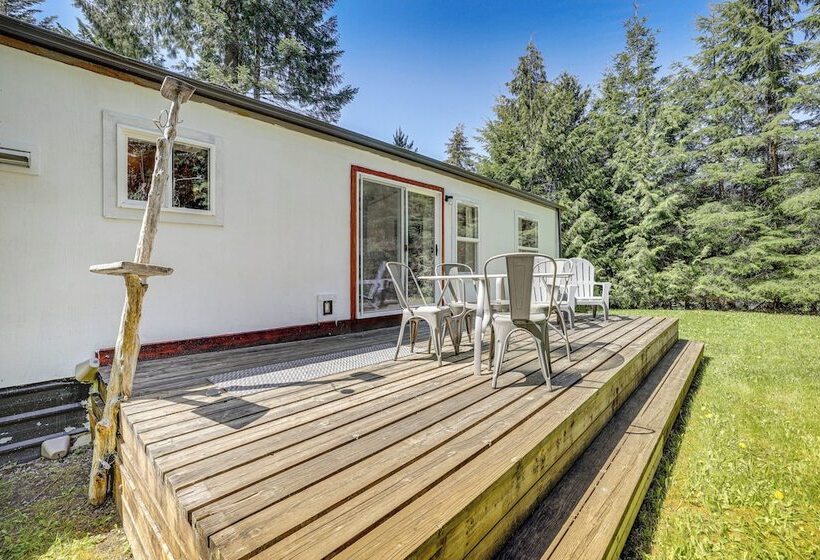 Glacier Home W/ Deck   18 Mi To Mt Baker Ski Area!