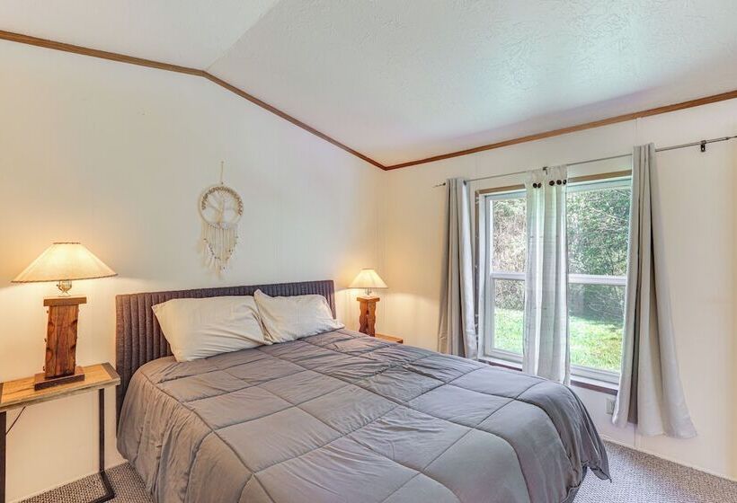 Glacier Home W/ Deck   18 Mi To Mt Baker Ski Area!