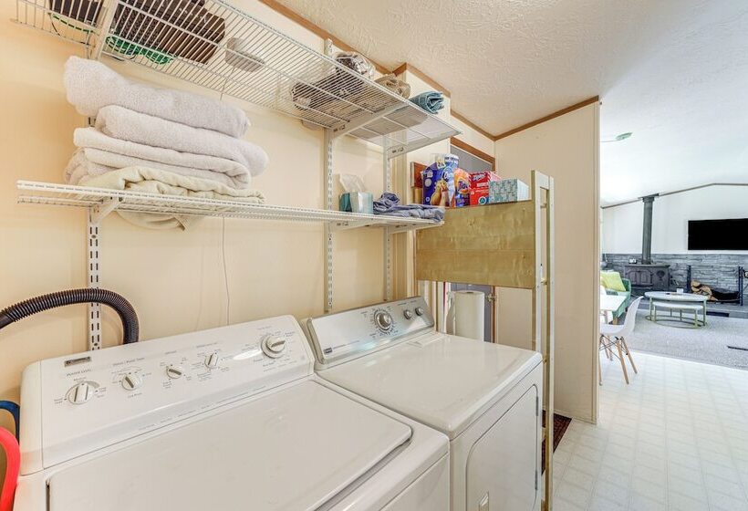 Glacier Home W/ Deck   18 Mi To Mt Baker Ski Area!