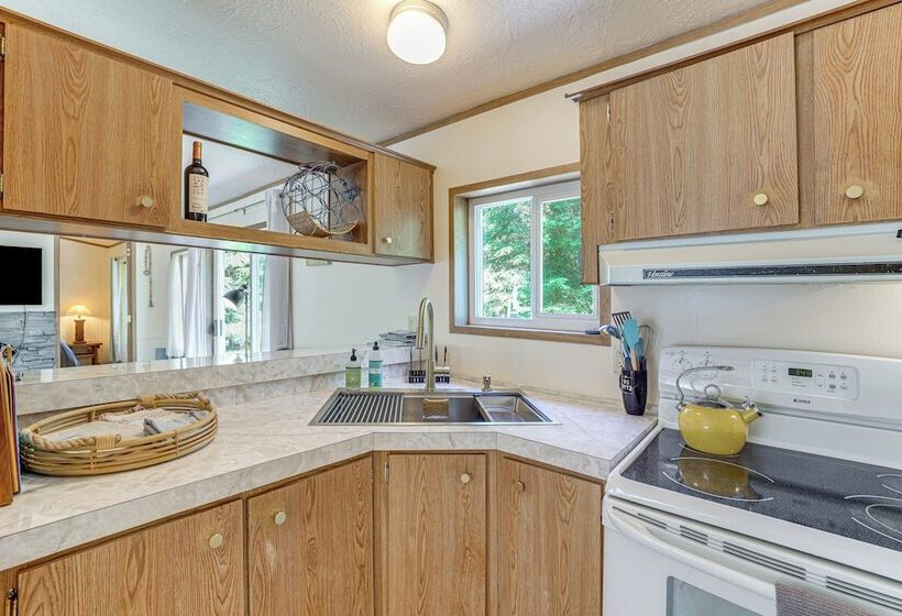 Glacier Home W/ Deck   18 Mi To Mt Baker Ski Area!