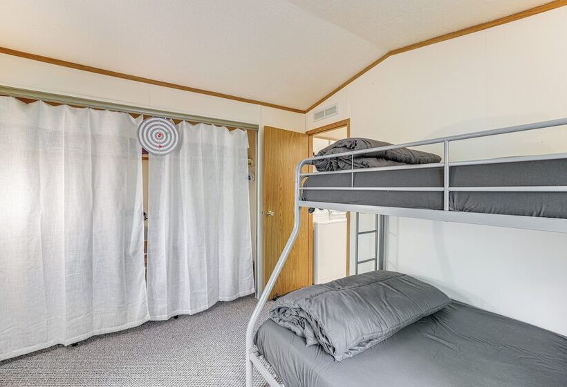 Glacier Home W/ Deck   18 Mi To Mt Baker Ski Area!