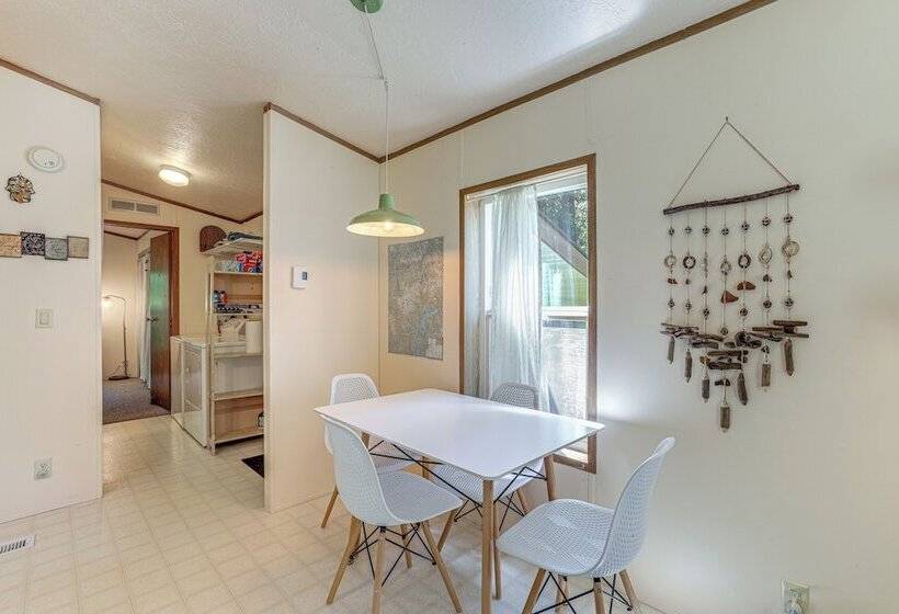 Glacier Home W/ Deck   18 Mi To Mt Baker Ski Area!