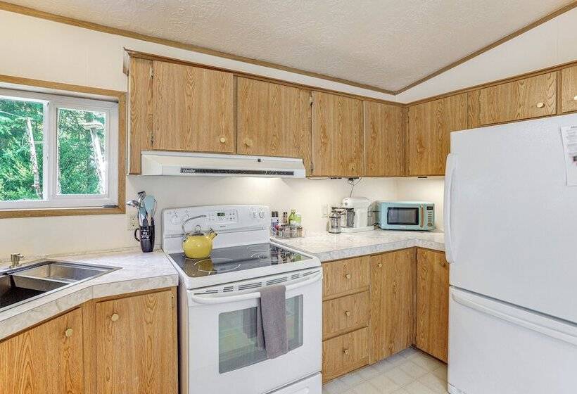 Glacier Home W/ Deck   18 Mi To Mt Baker Ski Area!